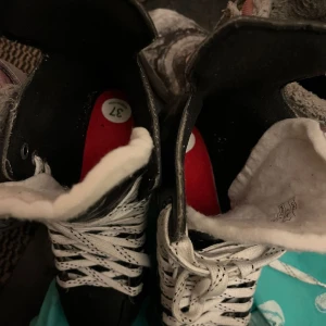 skridskor - 2 par, storlek 37 och 36. 200 kr/st