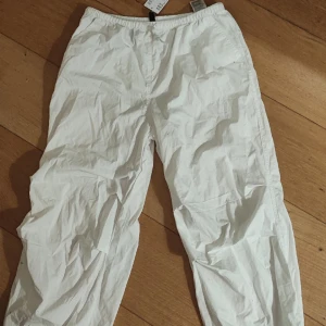 Ballon pants  - Vita ballong byxor i storleken xs. Aldrig använda med prislappen fortfarande på. Orginal pris 250 kr.