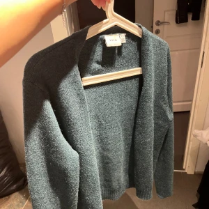 Vila kofta  - Jättefin grön kofta i mysigt material, använts en gång❤️