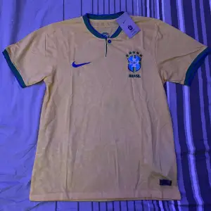 Brasilien fotbollströja från Nike, i nyskick och storlek S.