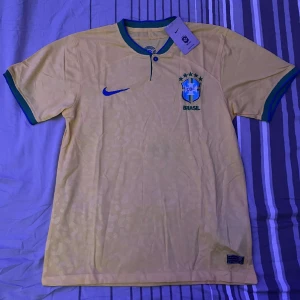 BRASILIEN FOTBOLLSTRÖJA - Brasilien fotbollströja från Nike, i nyskick och storlek S.