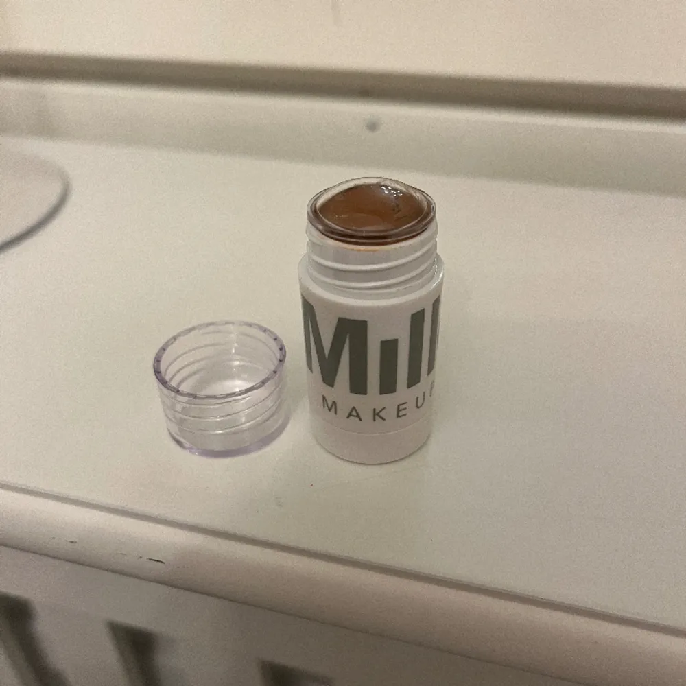 En helt ny milk bronzer jag säljer då jag fick två av misstag. Den är aldrig använd och alltså helt i nyskick. . Skönhet.