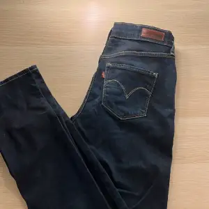 Säljer mina jätte snygga vintage Levis jeans! De är straight men lite tightare vid låren blir nästan lite flare! Skit snygga men dock lite försmå för mig❤️