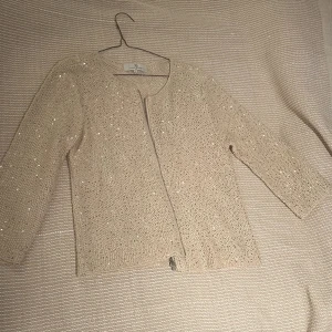 Trekvartsärmad kofta - Så unik och helt oandvänd kofta, beige/champangefärgad med paljetter och glitter i sig💕 