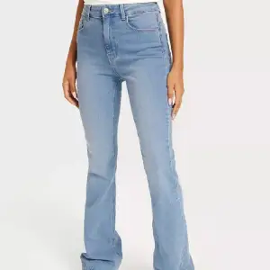 Utsvängda jeans i strlk S från pieces i modellen pcpeggy, stretchigt tyg. Köpte för 449kr och säljer för 150kr. Skriv vid intresse eller önskan om föer bilder!