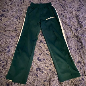 Mörk Gröna Palm Angels Byxor - Sköna att ha på sig nu när det är vinter. 