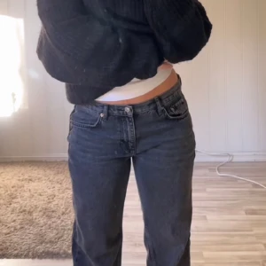 Low straight jeans - Säljer mina svarta low straight jeans från Gina tricot⚡️sälja pga kommer aldrig och bara har plats i garderoben😔 fortfarande i nyskick (Lånade bilder) nypris 499kr