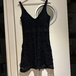 Superfin spetsklänning - Så snygg spetsklänning som passar perfekt till nyår och fest✨🍾 Superbra skick, skriv för fler bilder!!