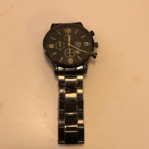 Eyros - En helt ny klocka då jag köpte fel. Plasten är kvar och plupen har it dragits bort helt nytt skick 