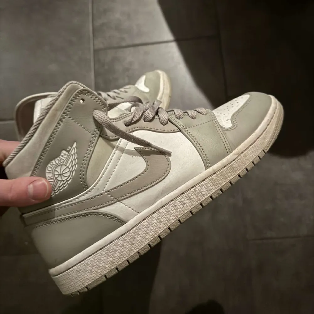 Jordans 1 mid linen, Storlek 42 Kan också göra rent dom mer . Skor.