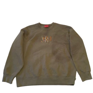 Supreme crewneck🔥 - Fet supreme crewneck I storlek M. Har en liten skada vid högra armen, bild 2. Tveka inte att höra av dig vid minsta fundering