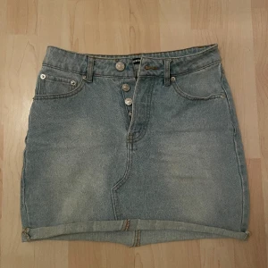 Jeanskjol  - Jeanskjol från Bikbok i bra skick. 