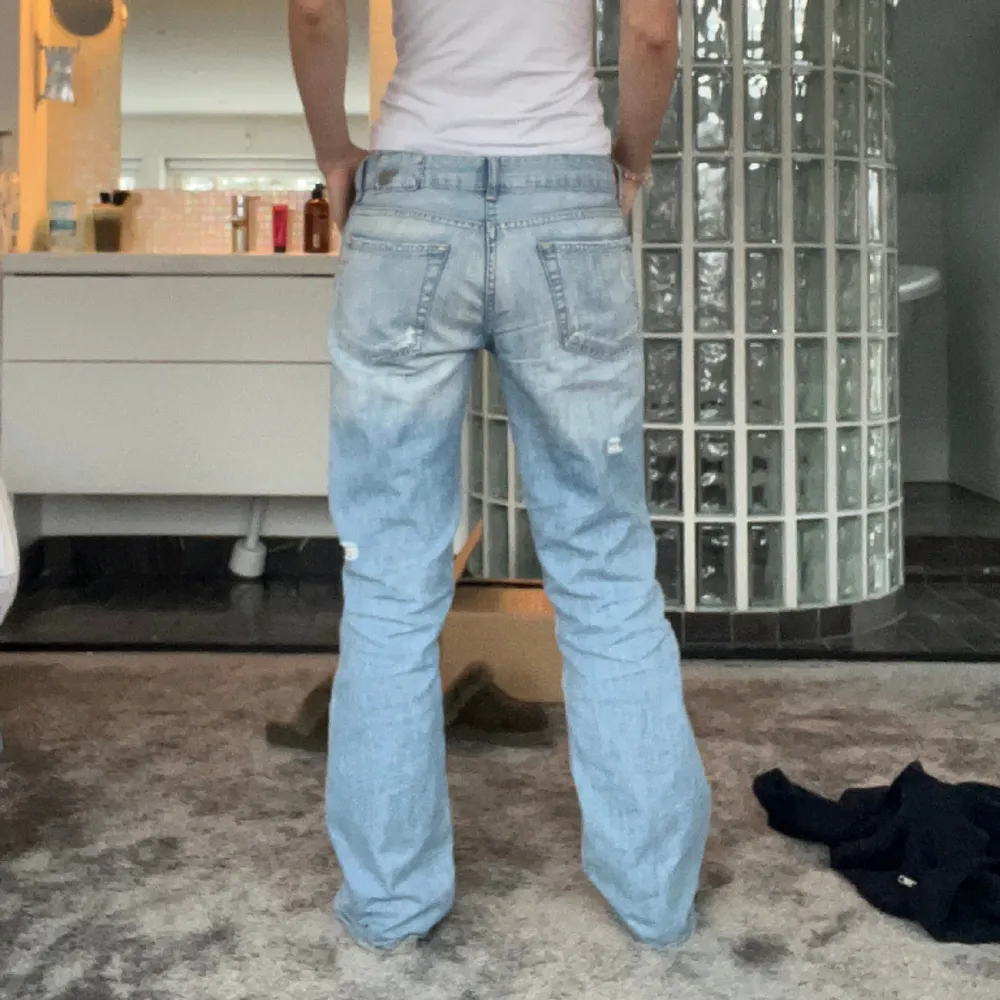 Lågmidjade, utsvängda jeans från diesel med så fin detalj vid knapparna! Perfekt ljusblå färg som passar med allt! Jag är 166cm❤️ midjemått: 41 cm tvärs över . Jeans & Byxor.