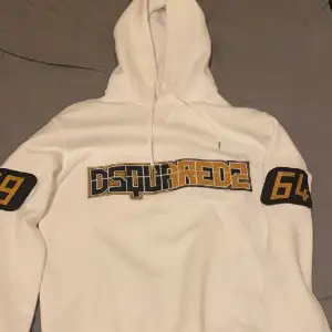 Otroligt sällsynt Dsquared hoodie som nyligen är köpt så den är precis som ny, inga missfärgningar eller något fel på den alls! Köpt på Thernlunds i MOS, Stockholm. Köpt för 9999kr men kan inte lämna tillbaka. Kvitto finns och den är storlek S. Kan gå ner