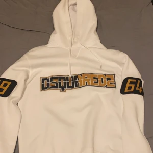 Dsquared2 Hoodie ”1964”, S - Otroligt sällsynt Dsquared hoodie som nyligen är köpt så den är precis som ny, inga missfärgningar eller något fel på den alls! Köpt på Thernlunds i MOS, Stockholm. Köpt för 9999kr men kan inte lämna tillbaka. Kvitto finns och den är storlek S. Kan gå ner