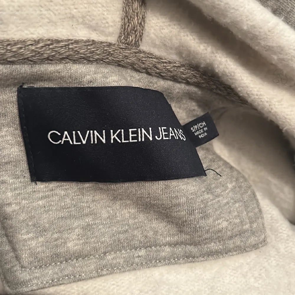 Säljer denna gråa ziphoodien från Calvin Klein i jättemysigt material på insidan. Köptes från herravdelningen i storlek S. Pris kan diskuteras💕. Hoodies.