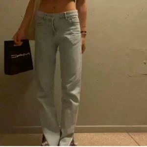 Zara jeans - Säljer dessa skitsnygga lågmidjade jeans från zara! Storlek 32 men passar mig med 34💖
