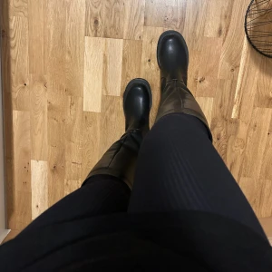 Ally knee high boots - Använda tre gånger. Som nya! Ordinariepris: 699 kr. Storlek 36! Vill bli av med de snabbt då jag inte kommer använda de och har köpt nya!💗