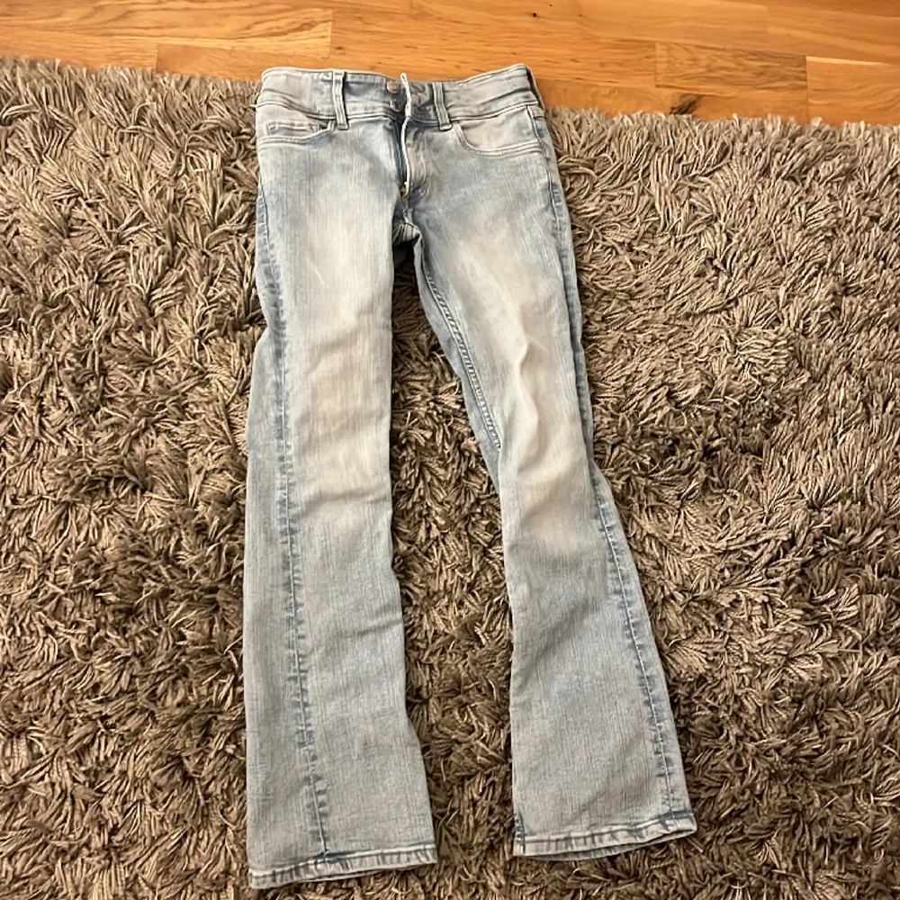 Supersnygga flear jeans från H&M i 152❤️Slutsålda överallt på nätet och i butik🎉Nypris:299kr . Jeans & Byxor.