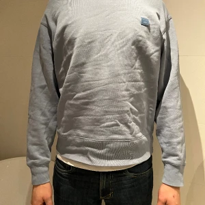 Acne studios crewneck - En crewneck från Acne Studios, rikigt bra skick! ljusblå.  Strl L Nypris 2400kr
