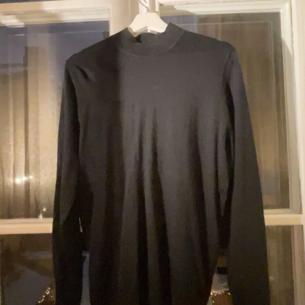 Säljer nu den här helt oanvända Massimo dutti tröja gjord av marino ull storlek M pris 650 nypris 1200 Köparen står för frakt . Tröjor & Koftor.