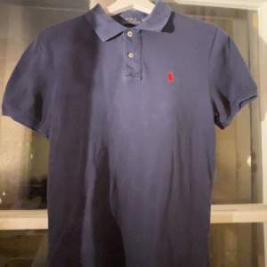 Säljer nu denna polo Ralph lauren pike för 400kr köparen står för frakt storlek 14-16