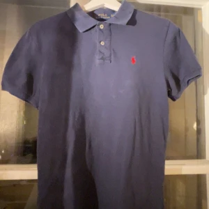 Polo Ralph lauren pike - Säljer nu denna polo Ralph lauren pike för 400kr köparen står för frakt storlek 14-16