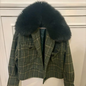 Meotine jacka  - Grön Meotine jacka, går att ta av pälsen med 