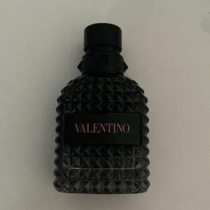 Säljer min valentino parfym det är 50 ml och den är använd väldigt lite.  Köpt för 800kr priset kan diskuteras 