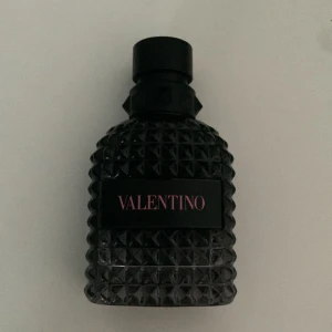 Valentino born in roma  - Säljer min valentino parfym det är 50 ml och den är använd väldigt lite.  Köpt för 800kr priset kan diskuteras 