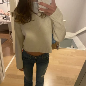 Stickad tröja - Jättefin stickad tröja i ljus beige som jag köpte i september från Zara men beställde tyvärr fel storlek💕Den är i storlek S men skulle mer säga att den passar Xs då den är liten i storlek🙌🏻⭐️(utan defekter)