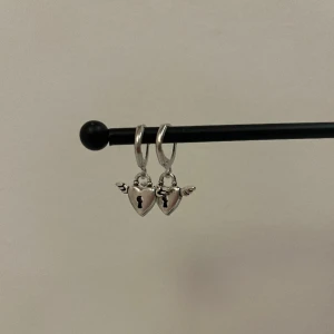 Örhängen🤍 - Säljer superfina örhängen till ett bra pris. Finns ett fåtal kvar, säljs i par. Finns bara i silver. Rekommenderar att man tar av sig dom när man tex ska duscha eller bada, då minskar risken att dom rostar🤍