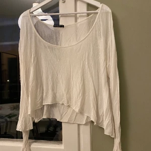 Vit topp  - Vit topp från Brandy Melville. Supersjuk och luftig, men i använt skicka (se bilder). Onesize men passar XS-S❄️
