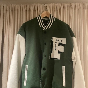 College jacka - Hej, säljer denna college jacka från fair focus i storlek M. Använd ytterst lite och är så gott som ny :) köpte den ny för 600kr.