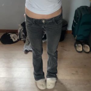 Mörkgråa lågmidjade gina jeans - Säljer mina favorit as snygga jeans!💗 Slutsålda överallt sitter så bra, Defekt är att de är lite slitna där nere men inget man tänker på, sparsamt använda💗💗