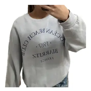 blå sweatshirt med tryck! använd fåtal gånger, inga defekter!   !!Frakt tillkommer!!