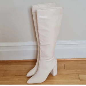 Nelly stövlar  - Superfina beige stövlar i stl 37 från Nelly i perfekt skick, helt oanvända! Köptes för 699 kr💓