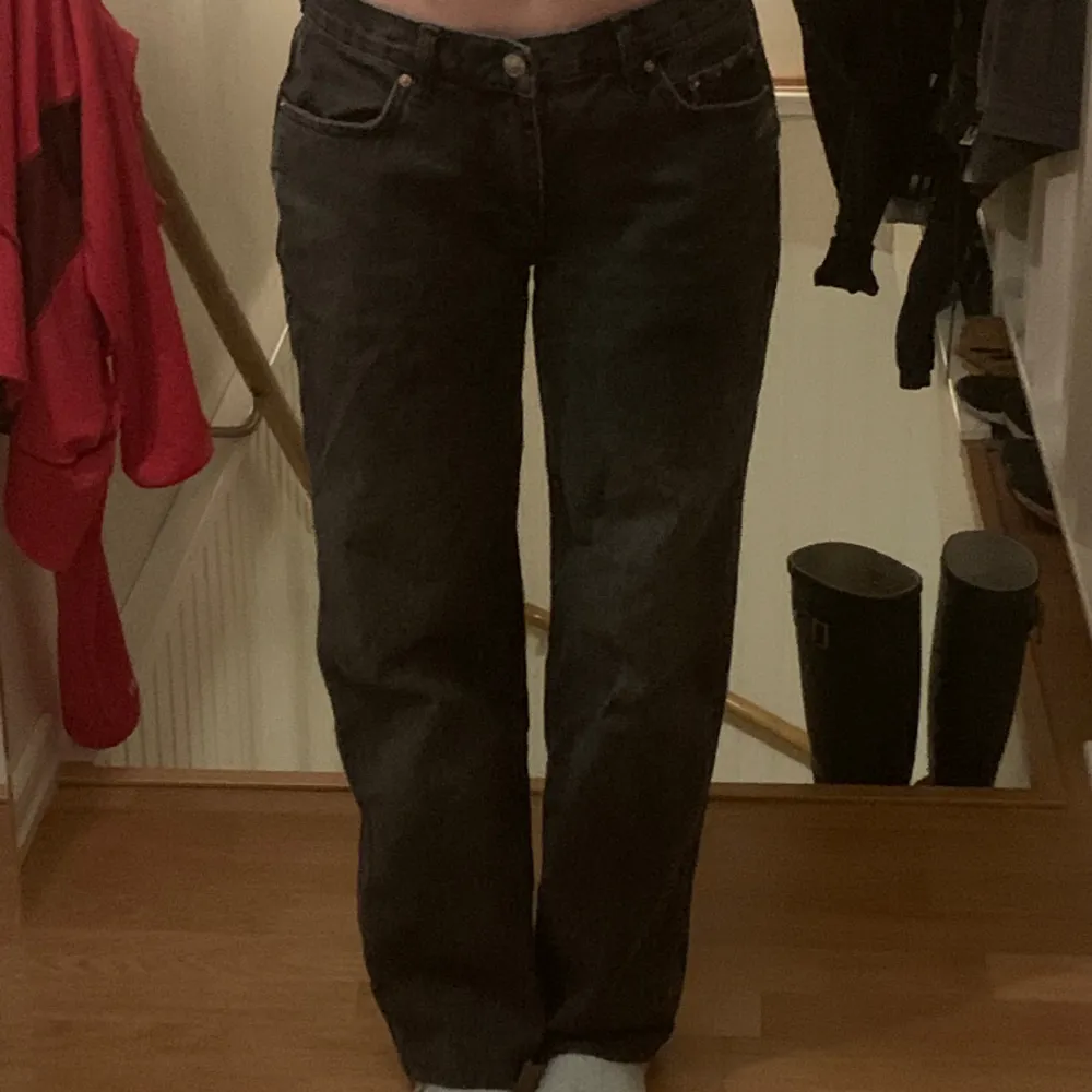 Skitsnygga lågmidjade straight jeans från gina💞Säljer då de är för stora för mig. De är uppsydda så passar någon som är ca 160 cm. Nypris 499kr. . Jeans & Byxor.