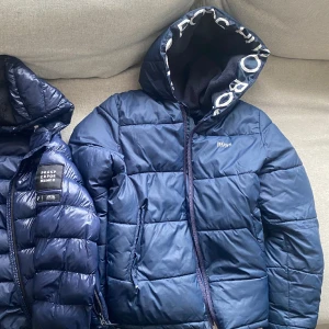 BOSS HUGO BOSS vinterjacka junior - 12 y / XS / 152 cm  Finns en liten reva vid fickan som kan lagas, skriv för bild!