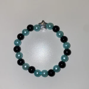 Armband ”star” - Säljer nu detta superfina armband kallat ”Star”. Armbandet har justerbart band. Armbandet består endast av plastpärlor. 