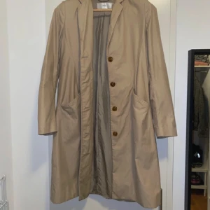 Filippa K kappa - nypris 3000kr. defekt syns på bilden.