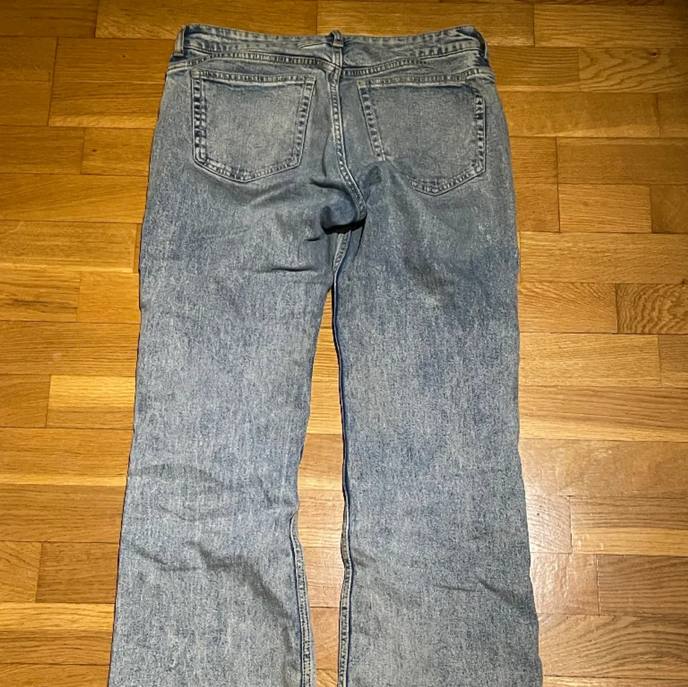 Snygga bootcut o lowrise jeans från H&M, använda ett fåtal gånger men gott skick, inget slitage ❤️. Jeans & Byxor.