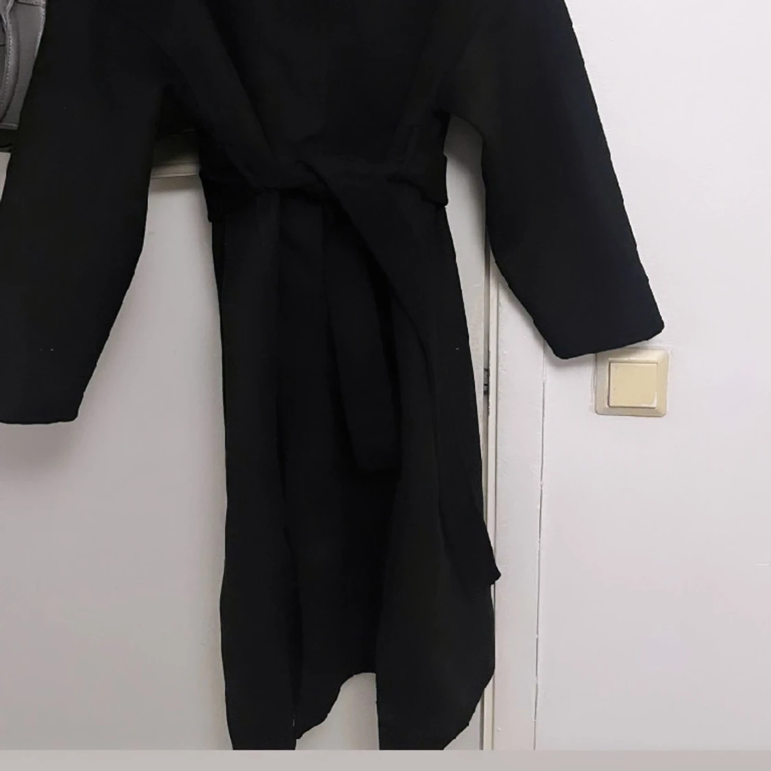 Lång svart kappa med äkta päls  - 90