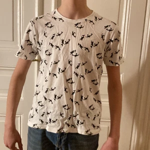 Vid tröja med spekhuggare - Snygg t-shirt med svarta spekhuggare på🔥🔥🔥