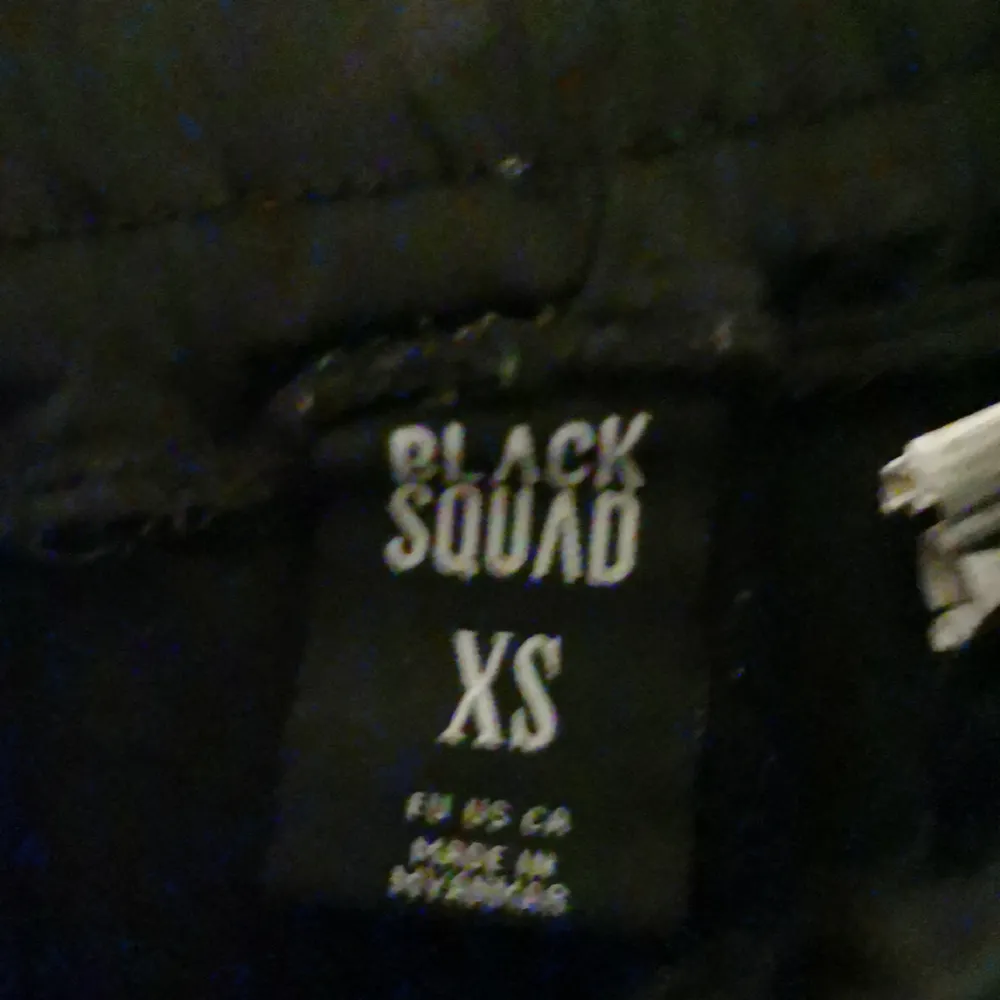 Ett par coola black squad byxor köptes för 799. Jeans & Byxor.
