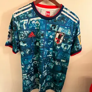 Japan special edition anime fotboll ställ. Jerseyn är knappt använd och bra skick.