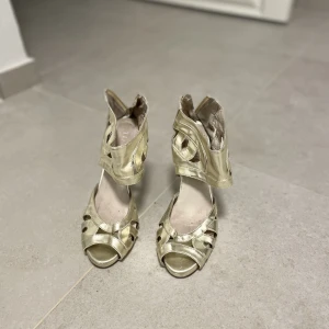 Klackar  - Ett par guldiga klackar som ej kommer till andvänding längre