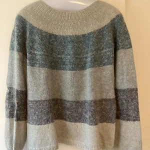 Stickat - Jättefin blåfärgad tröja i ull och mohair stickad av mig. 