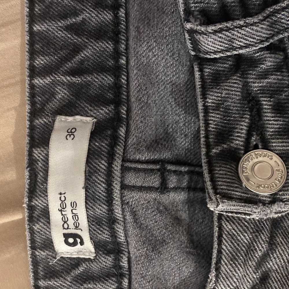 Säljer mina gråa jeans från ginatricot, använder inte längre. Är i bra skick skriv för bilder på💕. Jeans & Byxor.