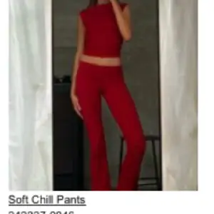 Hej!!!! Undrar om det finns någon som skulle kunna tänka sig säljsa dem här byxorna för 300-400 i färgen röd!! Skirv till mig då tack 